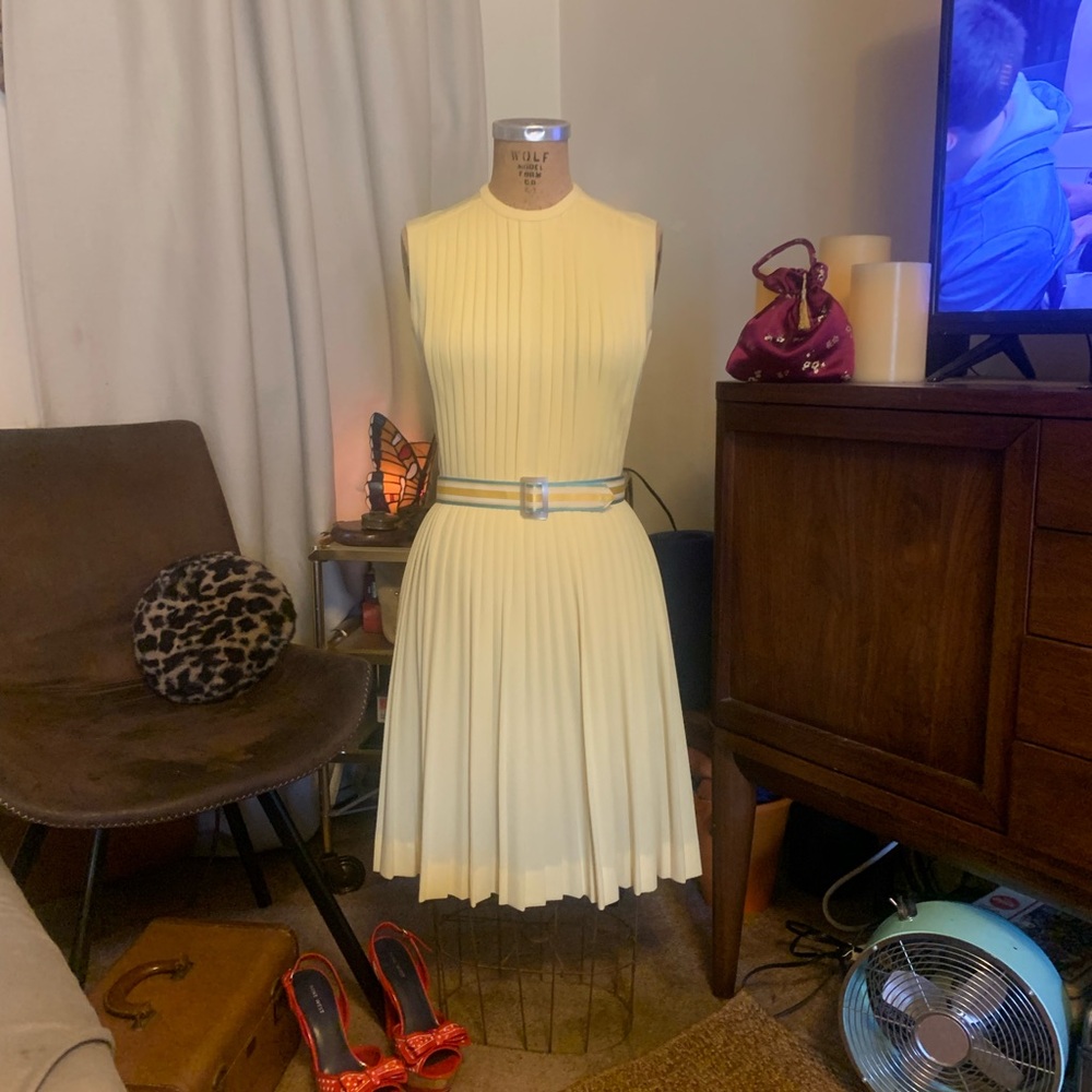 Original Vintage David Crystal Dress. In a gorgeous yellow. Size small.